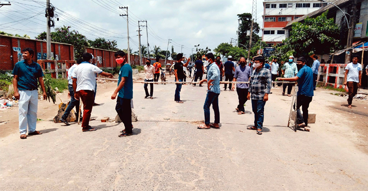 গাজীপুরে বকেয়া বেতনের দাবিতে শ্রমিকদের সড়ক অবরোধ