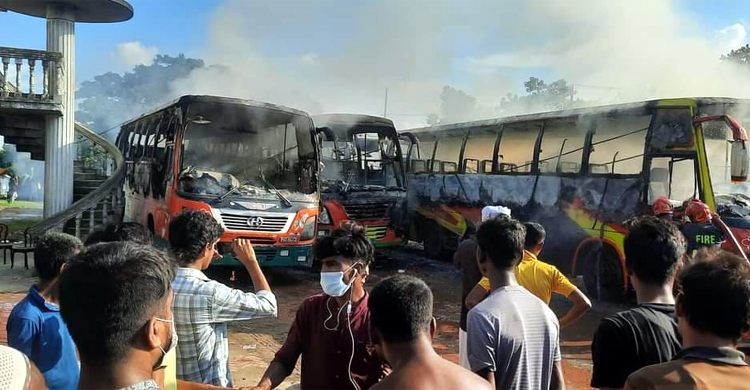 কুমিল্লায় পেট্রল পাম্পে আগুন, পুড়ল পার্কিংয়ে থাকা ৫ বাস