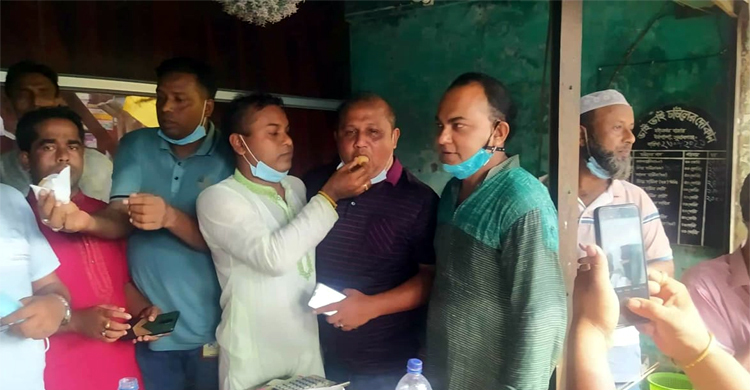 উপজেলা ঘোষণায় মধ্যনগরে মিষ্টি বিতরণ