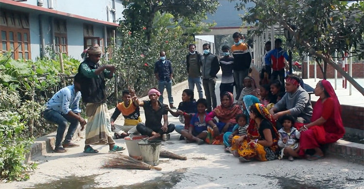বকেয়া পরিশোধের দাবিতে মল ফেলে আদালত প্রাঙ্গণে বিক্ষোভ