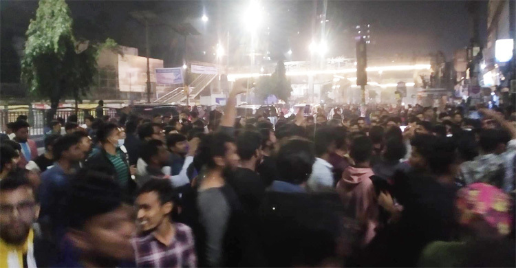 কমিটির দাবিতে সায়েন্সল্যাবে ঢাকা কলেজ ছাত্রলীগের অবরোধ