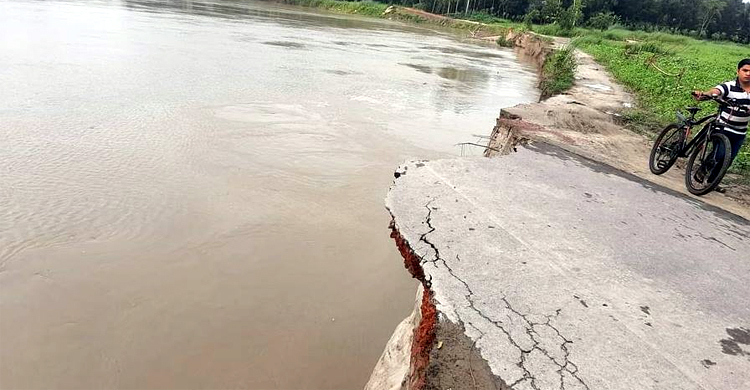 ঝিনাই নদীর ভাঙন আতঙ্কে বাসাইলের ৫ শতাধিক পরিবার