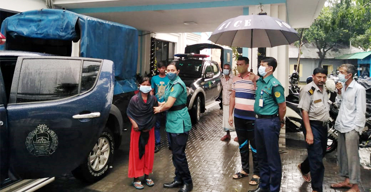 চট্টগ্রামে অন্তঃসত্ত্বাকে হাসপাতালে পৌঁছে দিল পুলিশ