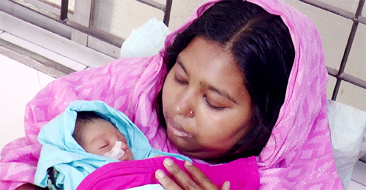 বাসযাত্রীর কোলে মিললো চুরি হওয়া সেই নবজাতক