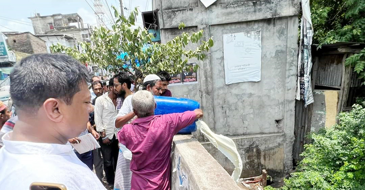 পানি মেশানোয় ১১৫ লিটার দুধ ফেলা হলো খালে