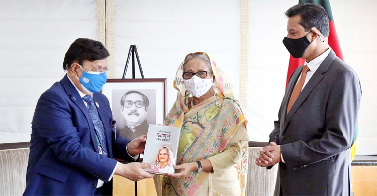 নিজের লেখা বই প্রধানমন্ত্রীর হাতে তুলে দিলেন মোমেন
