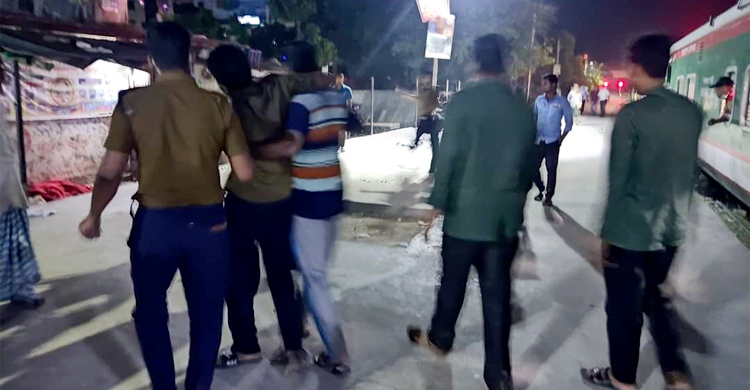গভীর রাতে স্টেশনে দুর্বৃত্তের হামলায় আরএনবি সদস্য আহত