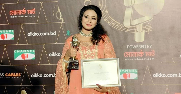 তারেক আনন্দের গানে পুরস্কার পেলেন পুষ্পিতা