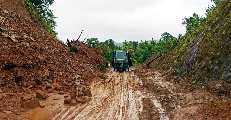 নাইক্ষ্যংছড়িতে পাহাড়ি ঢলে কিশোরের মৃত্যু, সড়ক যোগাযোগ বিচ্ছিন্ন