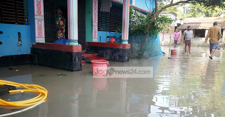 এক ব্যক্তির কারণে পানিবন্দি ৩০ পরিবার