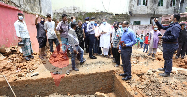 কলসির ওপর ভবন দেখতে মানুষের ভিড়