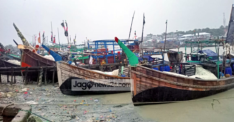 উত্তাল বঙ্গোপসাগর, মাছ না ধরেই উপকূলে ফিরেছে শত শত ট্রলার