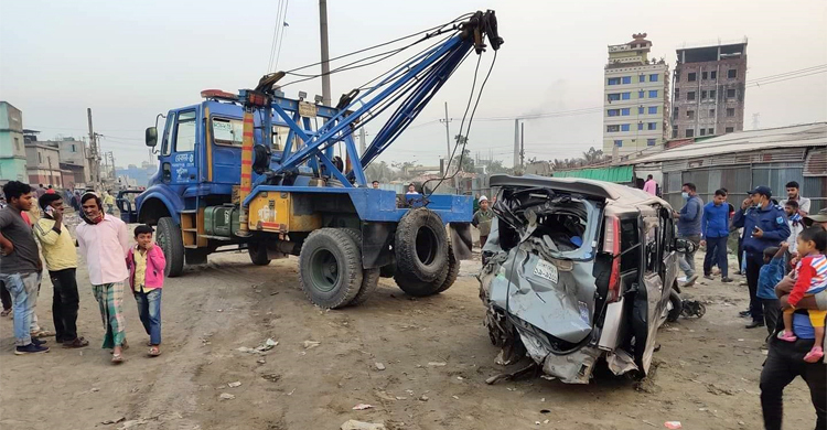 ফতুল্লায় চলন্ত ট্রেনের সঙ্গে মাইক্রোবাসের সংঘর্ষ, চালক আহত