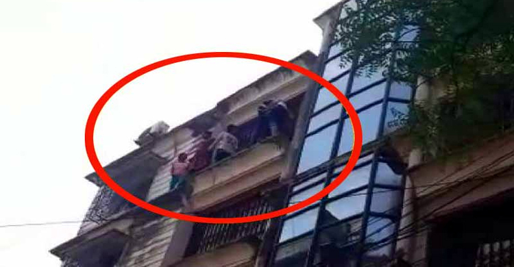 বকেয়া বেতন না পাওয়ায় একসঙ্গে ৫ তরুণীর আত্মহত্যার চেষ্টা