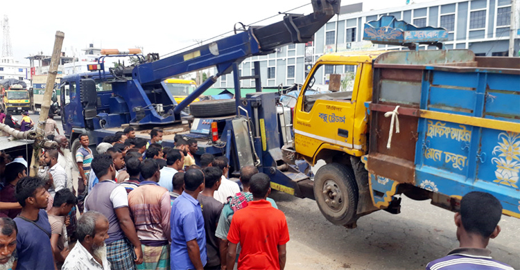 বগুড়ায় তুষ বোঝাই ট্রাক উল্টে প্রাণ গেলো শ্রমিকের