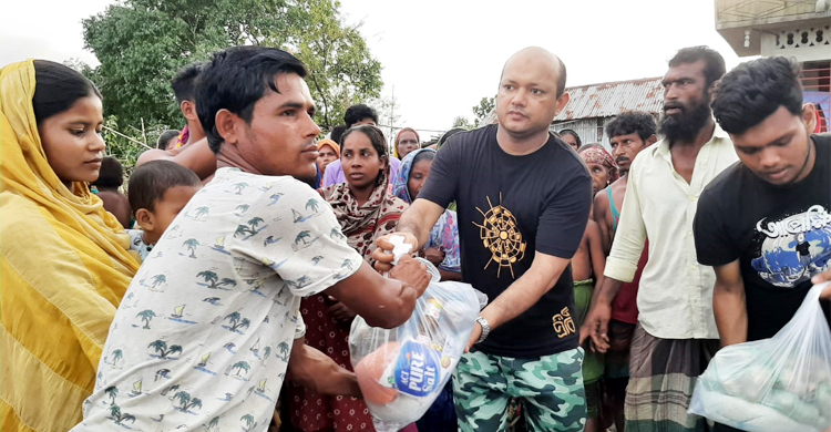 ৫০০ বন্যার্ত পরিবারকে ত্রাণ দিলেন পবিপ্রবির শিক্ষার্থীরা