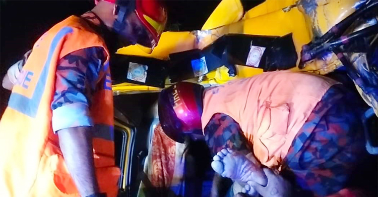 বালুবোঝাই ট্রাকে পিকআপের ধাক্কা, দুই ব্যবসায়ী নিহত