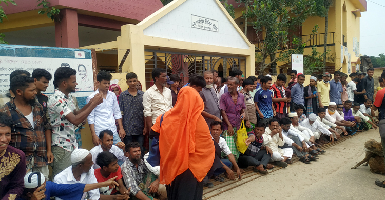চেয়ারম্যানের অনিয়মের প্রতিবাদে ইউপি কার্যালয় ঘেরাও