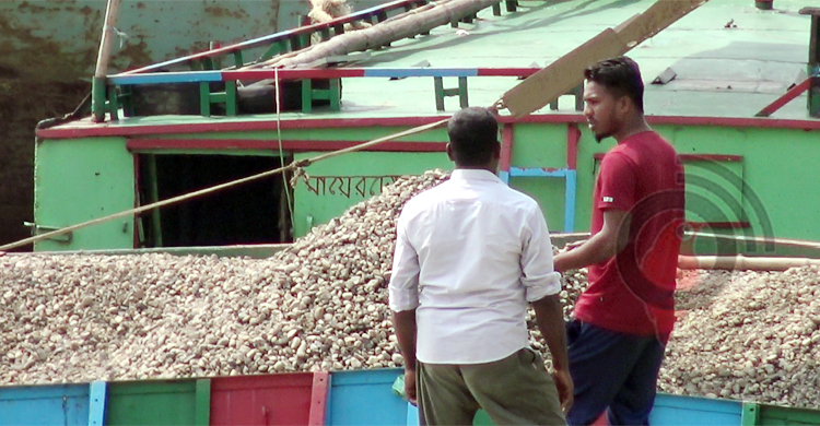 ইউপি চেয়ারম্যান সাংবাদিককে বললেন, &lsquo;আইও, তুমারেও চাঁদাও দিমুনে&rsquo;