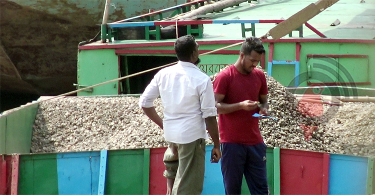 ইউপি চেয়ারম্যান সাংবাদিককে বললেন, &lsquo;আইও, তুমারেও চাঁদাও দিমুনে&rsquo;