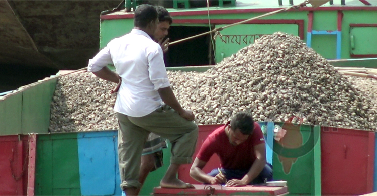 ইউপি চেয়ারম্যান সাংবাদিককে বললেন, &lsquo;আইও, তুমারেও চাঁদাও দিমুনে&rsquo;