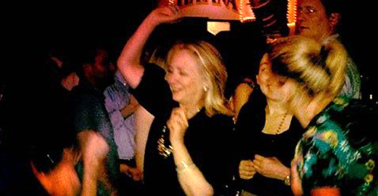 ফিনল্যান্ডের প্রধানমন্ত্রীর সমর্থনে নাচের ছবি পোস্ট হিলারির