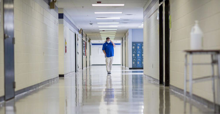 US officials recommend shorter COVID isolation, quarantine