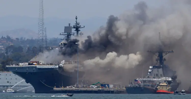 মার্কিন রণতরিতে বিস্ফোরণের পর আগুন