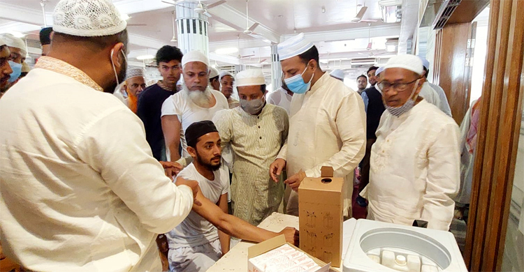 জুমার খুতবার আগে আহ্বান, নামাজ শেষে টিকা নিলেন ৫০০ মুসল্লি