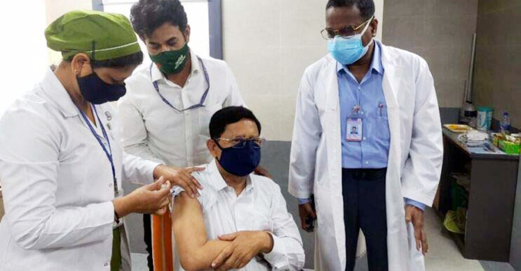সস্ত্রীক করোনার দ্বিতীয় ডোজের টিকা নিলেন পাটমন্ত্রী