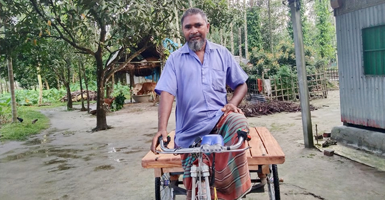 নতুন ভ্যান পেয়ে খুশি সেই জোবেদ আলীর পরিবার