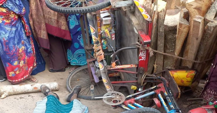 ট্রাকের ধাক্কায় প্রাণ গেলো অটোভ্যানচালকের