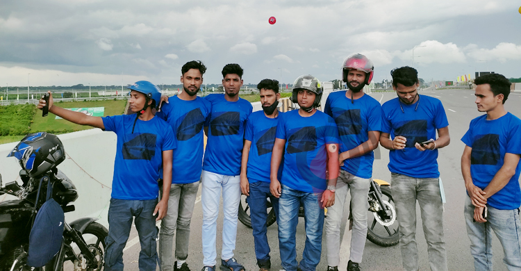 ভাঙ্গা গোল চত্বরে সেলফি তোলার হিড়িক