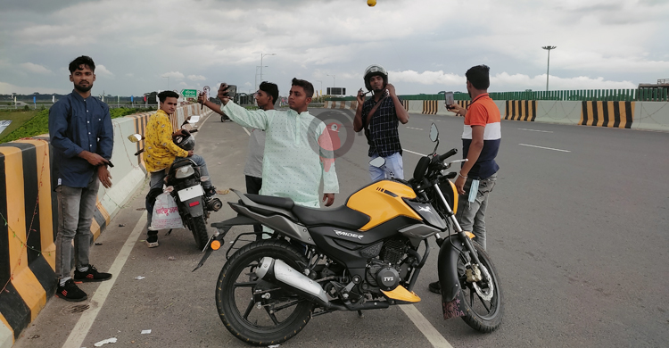 ভাঙ্গা গোল চত্বরে সেলফি তোলার হিড়িক