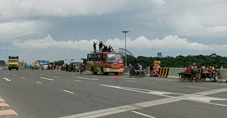 ভাঙ্গা গোল চত্বরে সেলফি তোলার হিড়িক