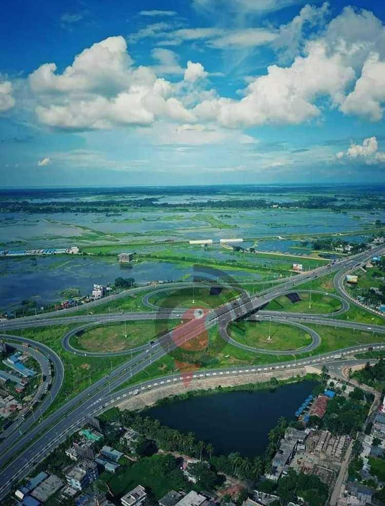 ভাঙ্গা গোল চত্বরে সেলফি তোলার হিড়িক