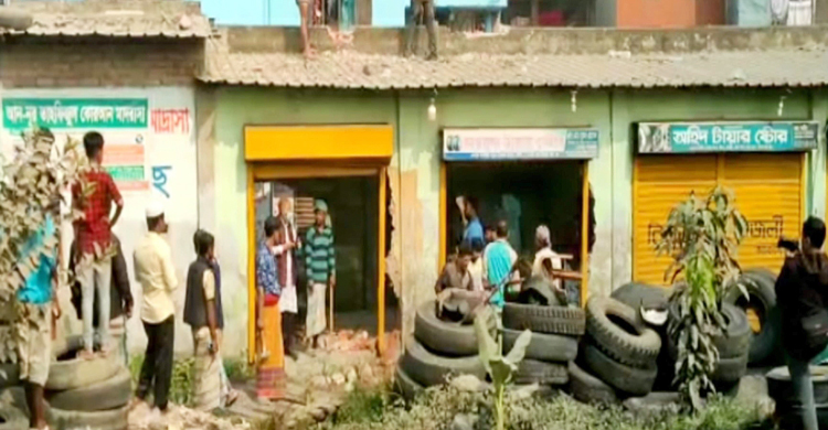 ভাড়াটে লোক দিয়ে দোকান ভাঙচুর