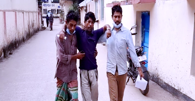 প্রেমিকাদের কাছে ভাড়া চাওয়ায় অটোচালককে হত্যাচেষ্টা দুই তরুণের