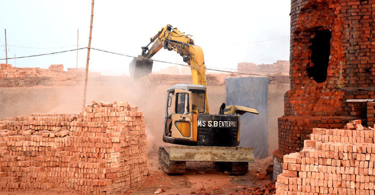 অবৈধ ইটভাটা ভেঙে গুঁড়িয়ে দিলেন ম্যাজিস্ট্রেট