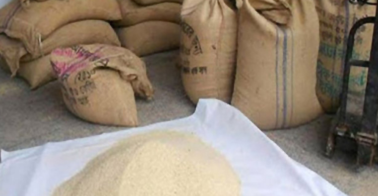 বাড়িতে সরকারি চাল, পুলিশ দেখে পালালেন নারী ইউপি সদস্য