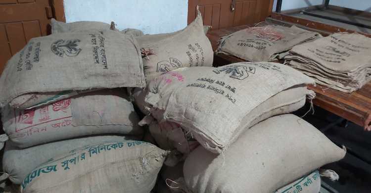 বিতরণের পরই ব্যবসায়ীর গুদামে মিলল ২৯ বস্তা সরকারি চাল