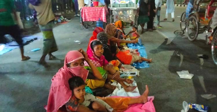 বাড়তি আয়ের আশায় এক রাতের ভিক্ষুক