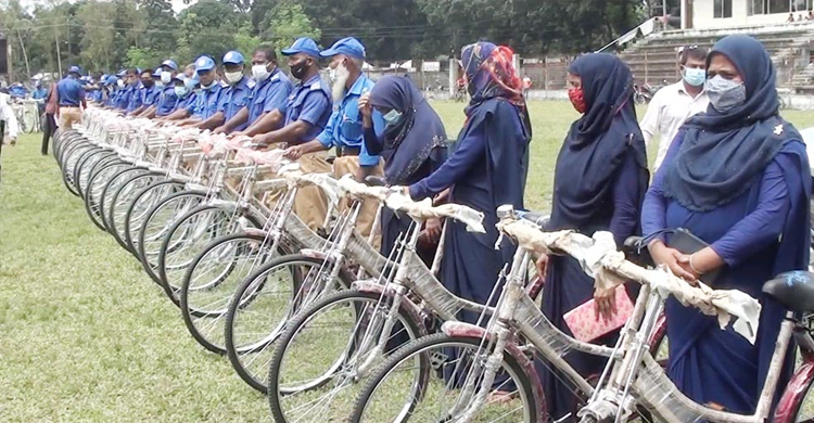 পঞ্চগড়ে ৪০৩ গ্রাম পুলিশকে সাইকেল উপহার দিলেন ডিসি