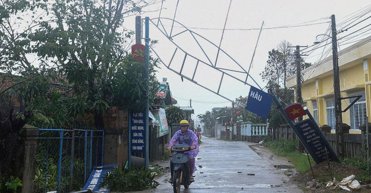 25 dead, scores missing after typhoon lashes Vietnam