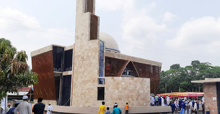 প্রত্যন্ত গ্রামে চোখ ধাঁধানো আধুনিক মসজিদ