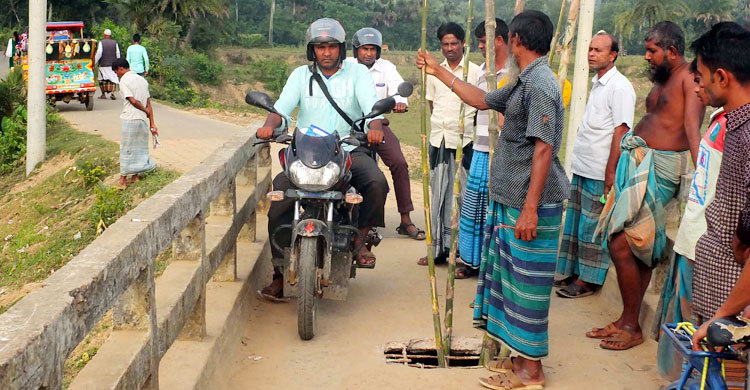 খসে পড়েছে সেতুর বিভিন্ন অংশ, দুর্ভোগে হাজারো মানুষ