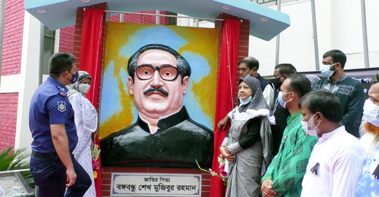 মাদারীপুর আদালত প্রাঙ্গণে বঙ্গবন্ধুর ম্যুরাল উদ্বোধন