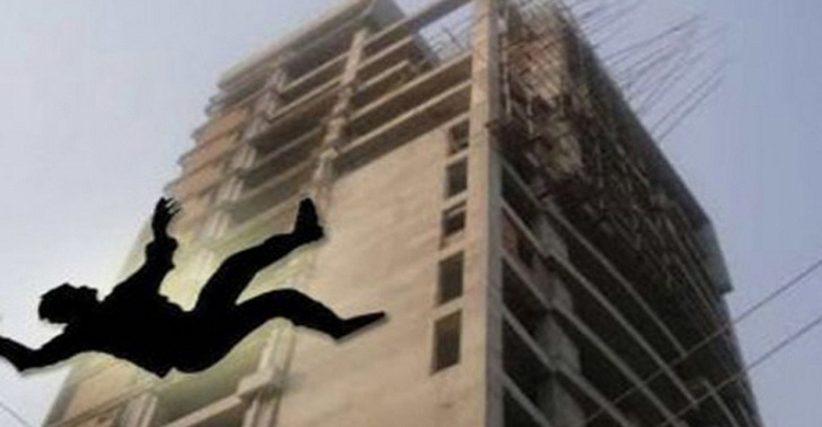 বালিশ শুকাতে গিয়ে ছাদ থেকে পড়ে যুবকের মৃত্যু