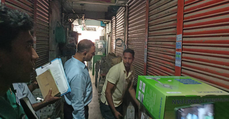 চার্জার ফ্যান-লাইটের বাড়তি দাম, অভিযানে পালালেন ব্যবসায়ীরা