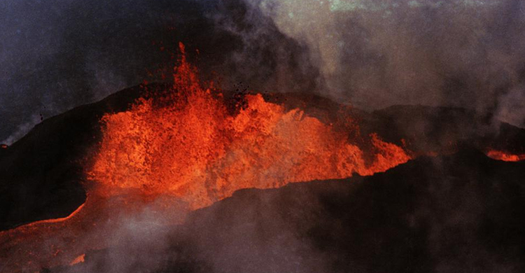 বিশ্বের সবচেয়ে বড় আগ্নেয়গিরিতে অগ্ন্যুৎপাতের সতর্কতা